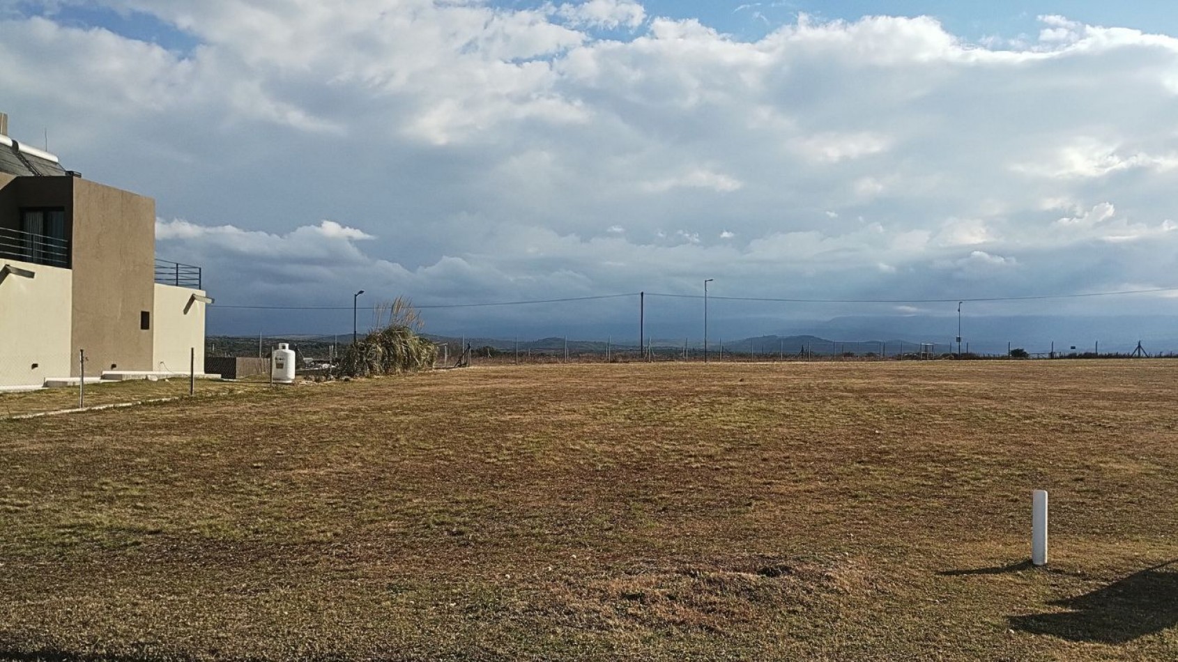  Lote en venta en Country Nautico Puerto del Aguila frente al Lago Los Molinos. 