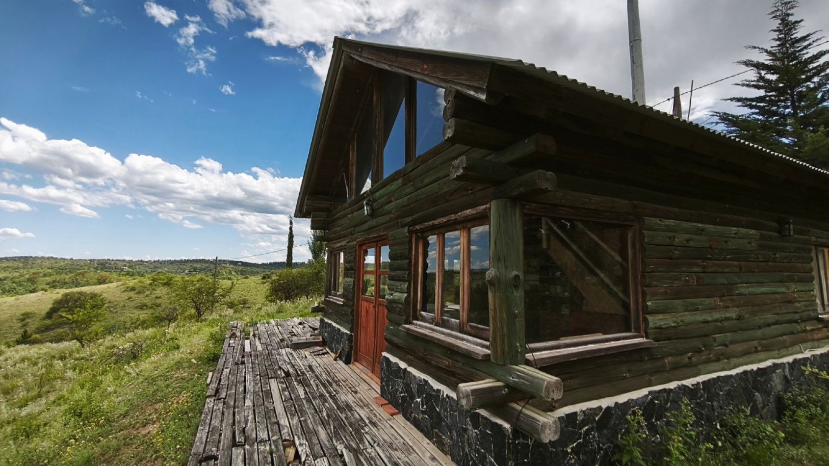 VENTA DE CAMPO DE 7 HECTAREAS CON 2 CABAÑAS DE TRONCOS EN LOS REARTES